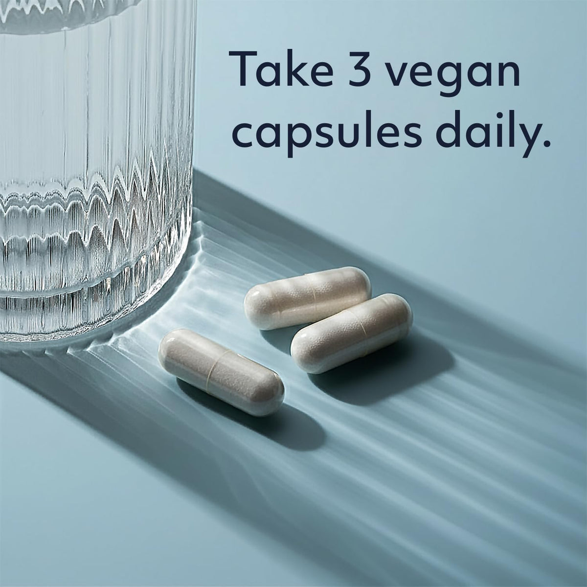 Capsules de magnésium avec ingrédients sur fond blanc