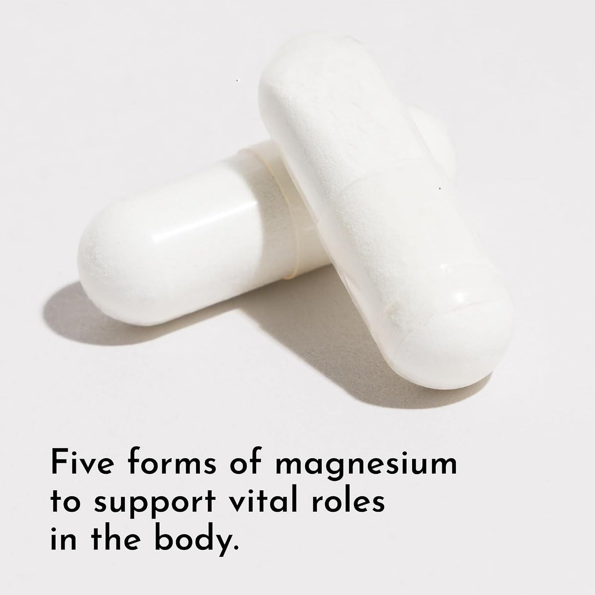 Capsules de magnésium JUST INGREDIENTS sur fond blanc