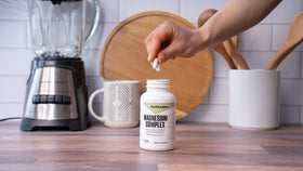 Capsules de Magnésium NutraBio à côté du flacon