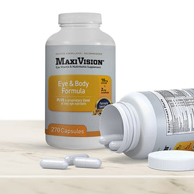 Capsules de MaxiVision prêtes à être prises avec un verre d'eau