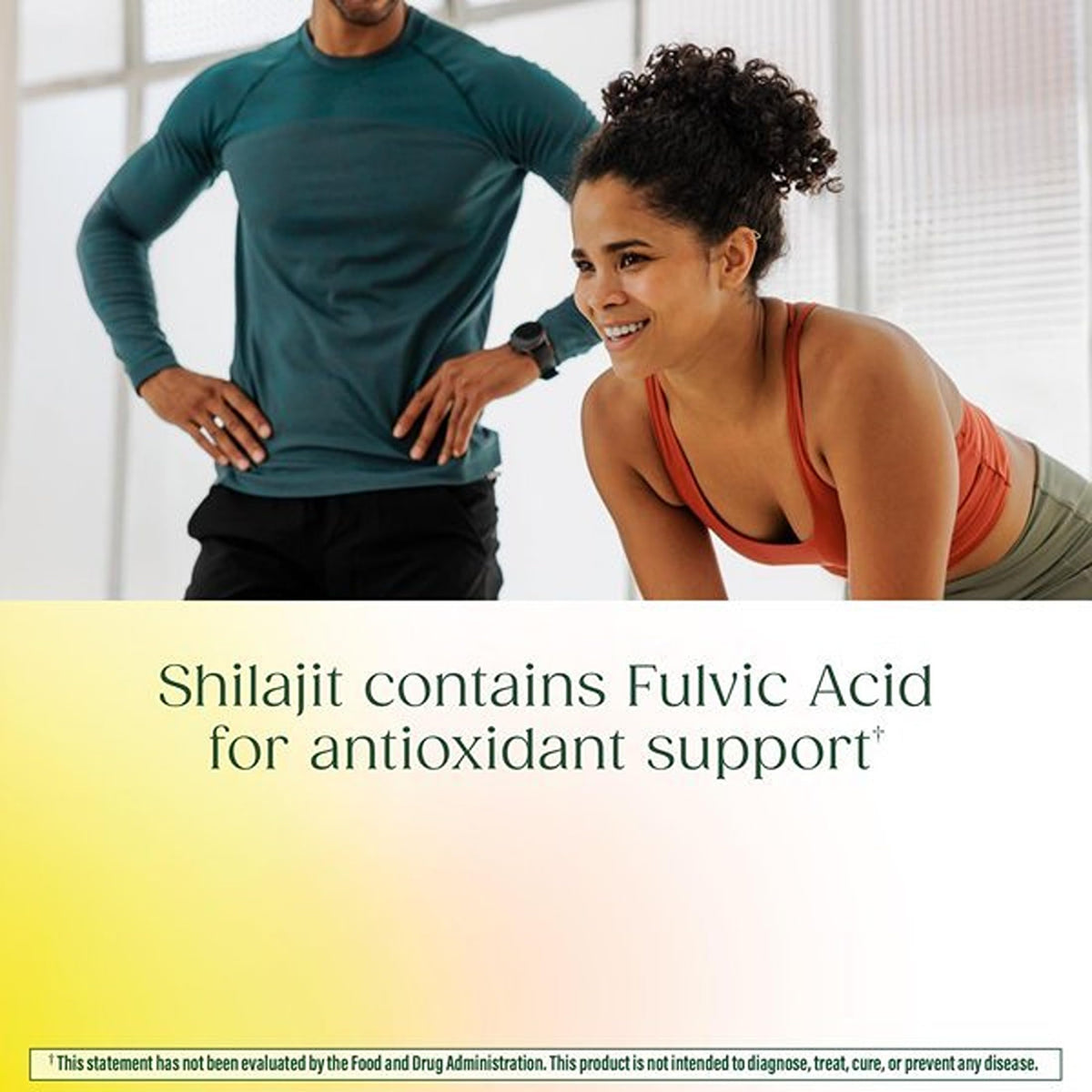 Capsules de MegaFood Shilajit dans une main