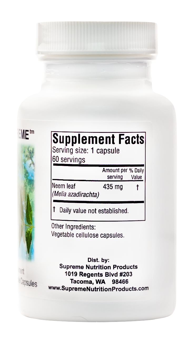 Capsules de Melia sur une surface blanche