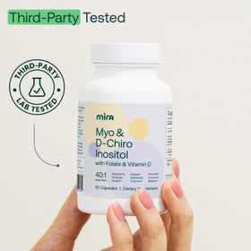 Capsules de Mira Inositol sur une surface blanche