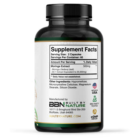 Capsules de Moringa dans une cuillère