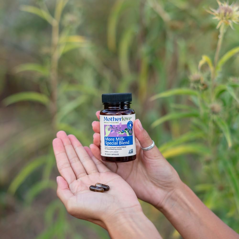 Capsules de Motherlove More Milk sur une table en bois