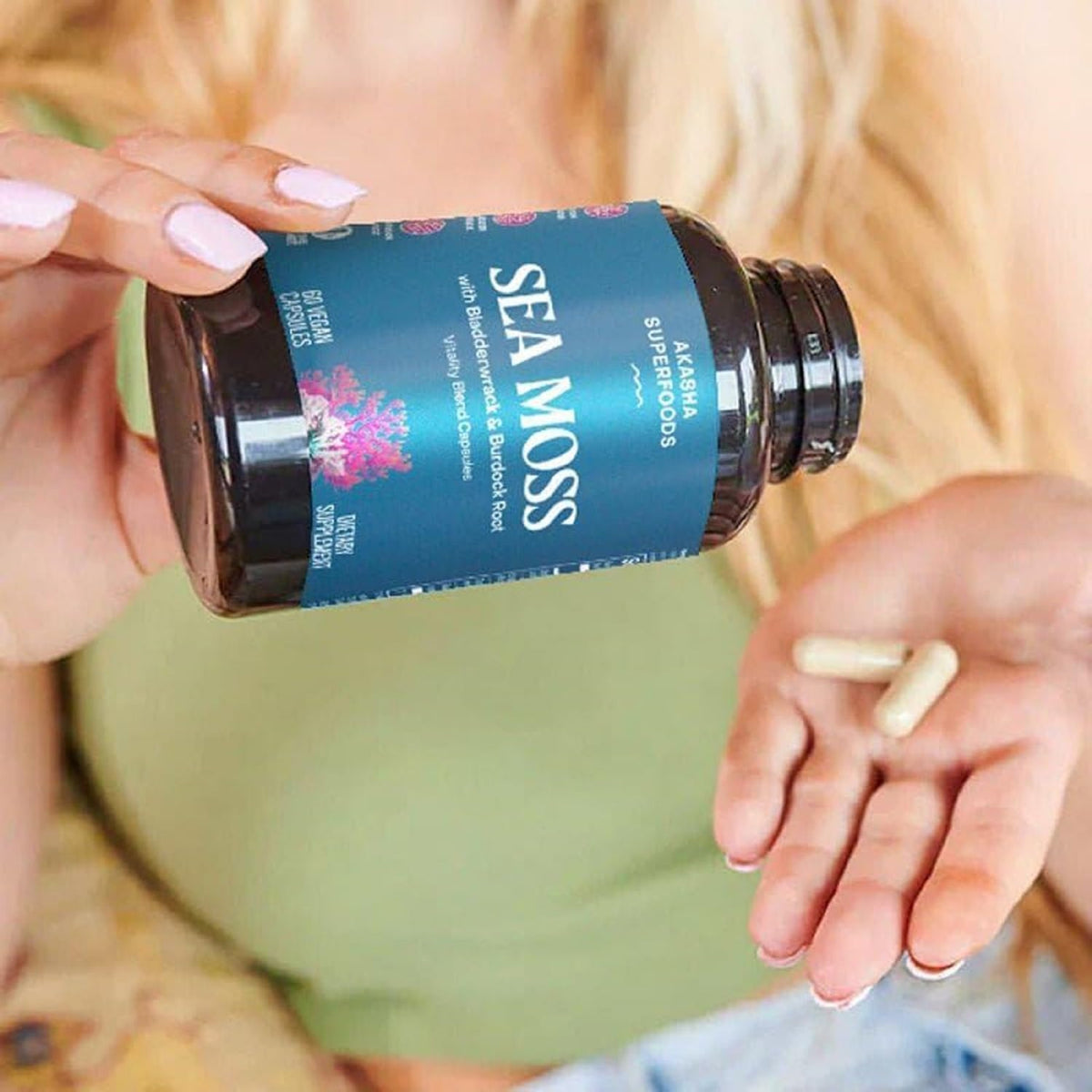 Capsules de mousse de mer Akasha Superfoods et une plante verte