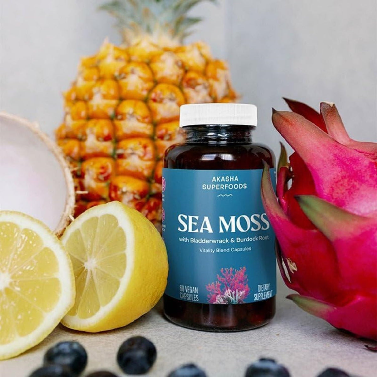 Capsules de mousse de mer Akasha Superfoods sur un fond blanc
