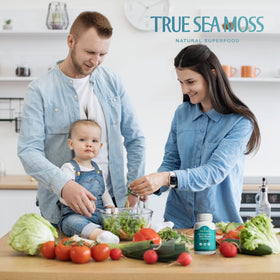Capsules de mousse de mer TrueSeaMoss ouvertes avec une capsule montrée