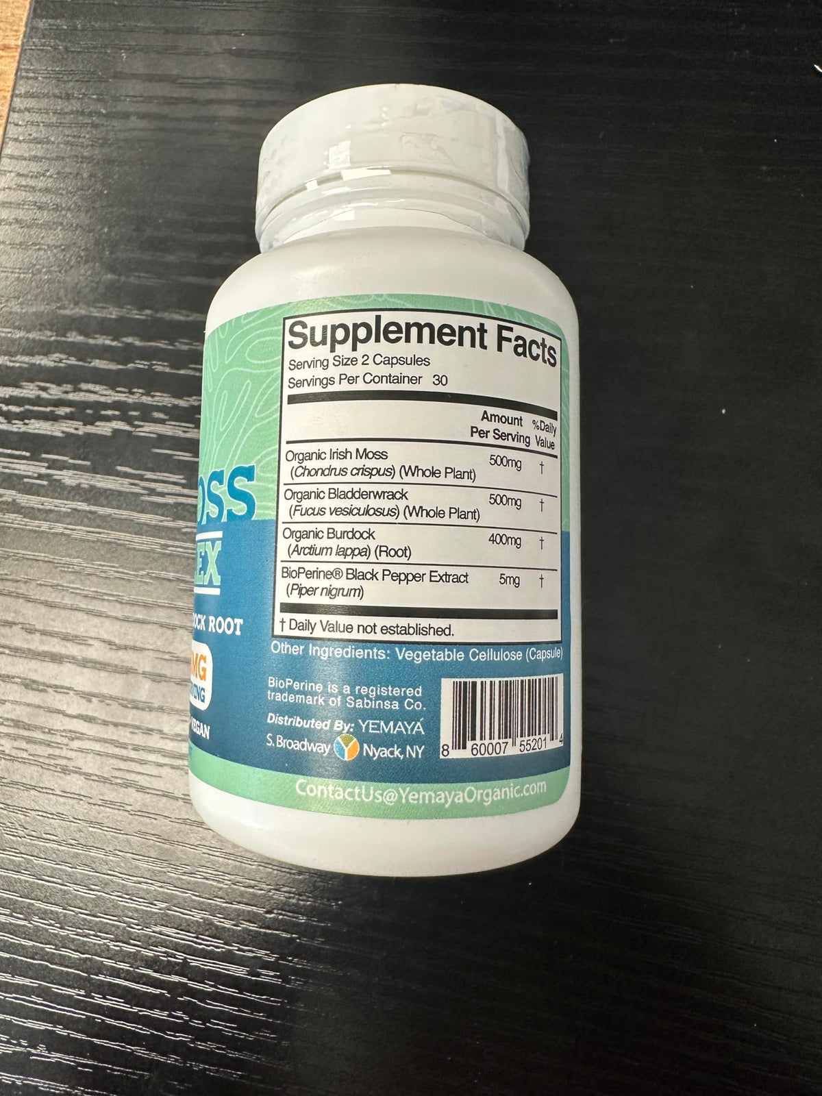 Capsules de mousse de mer YEMAYA sur un fond blanc