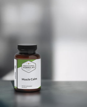 Capsules de Muscle Calm sur une surface blanche
