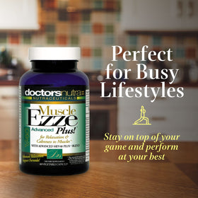 Capsules de Muscle Ezze Plus dans une main