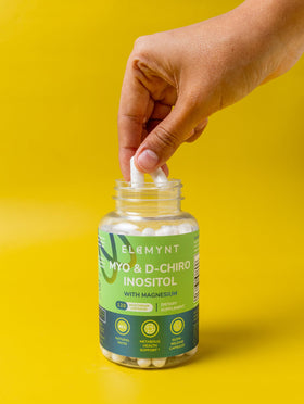 Capsules de Myo-Inositol & D-Chiro Inositol ELEMYNT sur une surface blanche