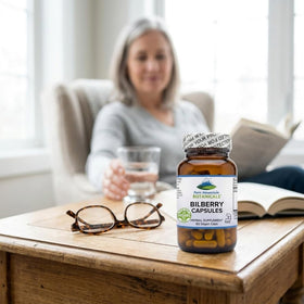 Capsules de myrtille sur une table avec des feuilles de myrtille