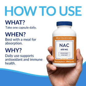 Capsules de NAC 600mg de The Vitamin Shoppe dans une main