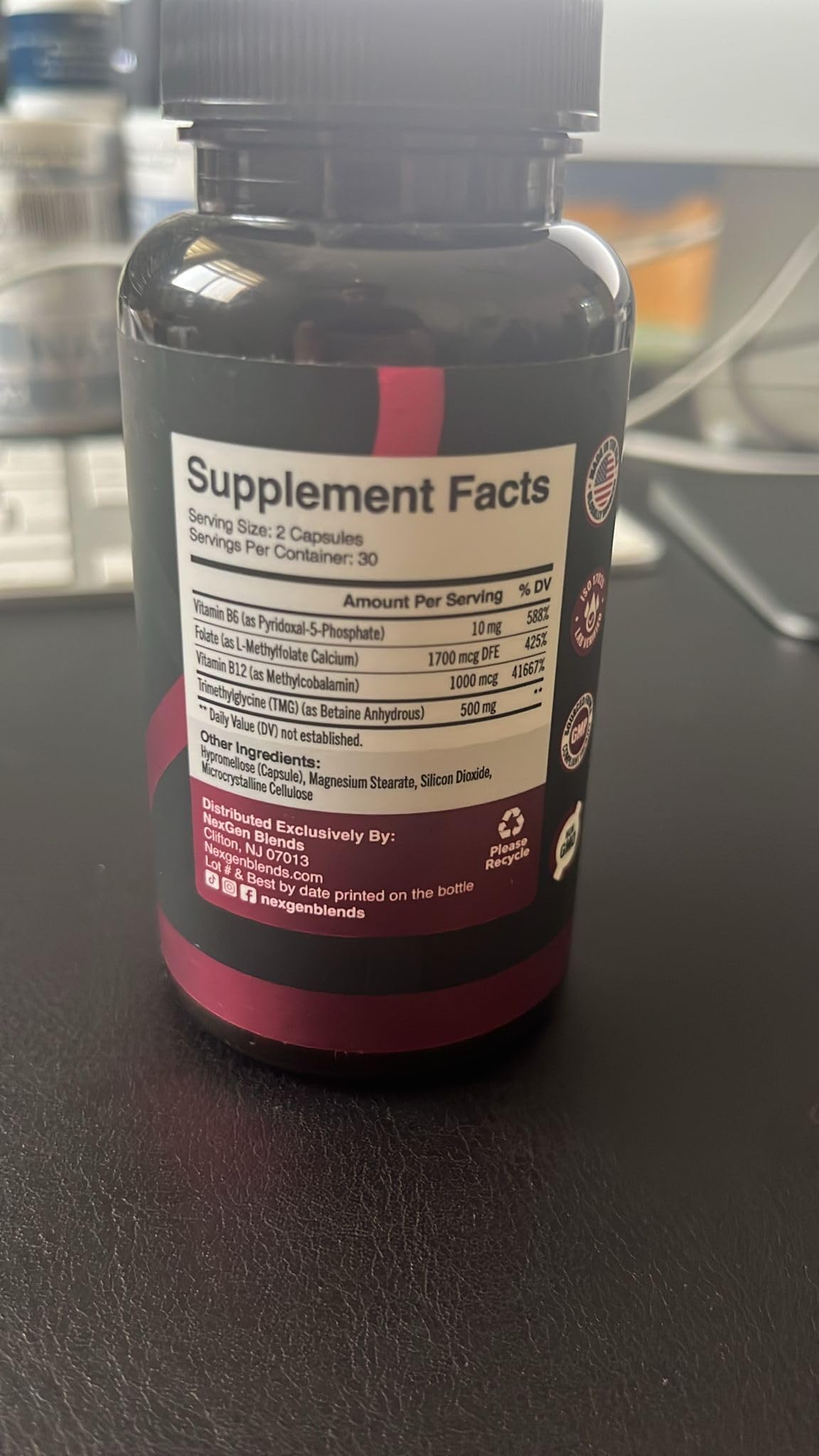 Capsules de NEXGEN BLENDS TMG 500mg dans une main