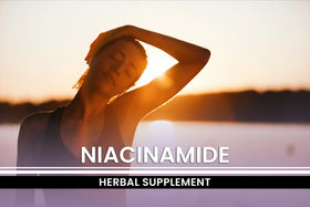Capsules de Niacinamide sur fond blanc