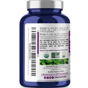 Capsules de NusaPure Basilic Sacré Bio sur une surface blanche