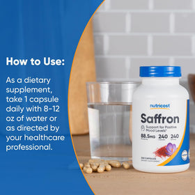 Capsules de Nutricost Extrait de Safran sur une cuillère