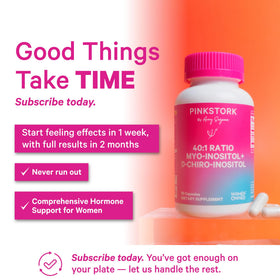 Capsules de Pink Stork Inositol dans un verre