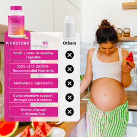 Capsules de Pink Stork Total Prenatal + DHA dans une main