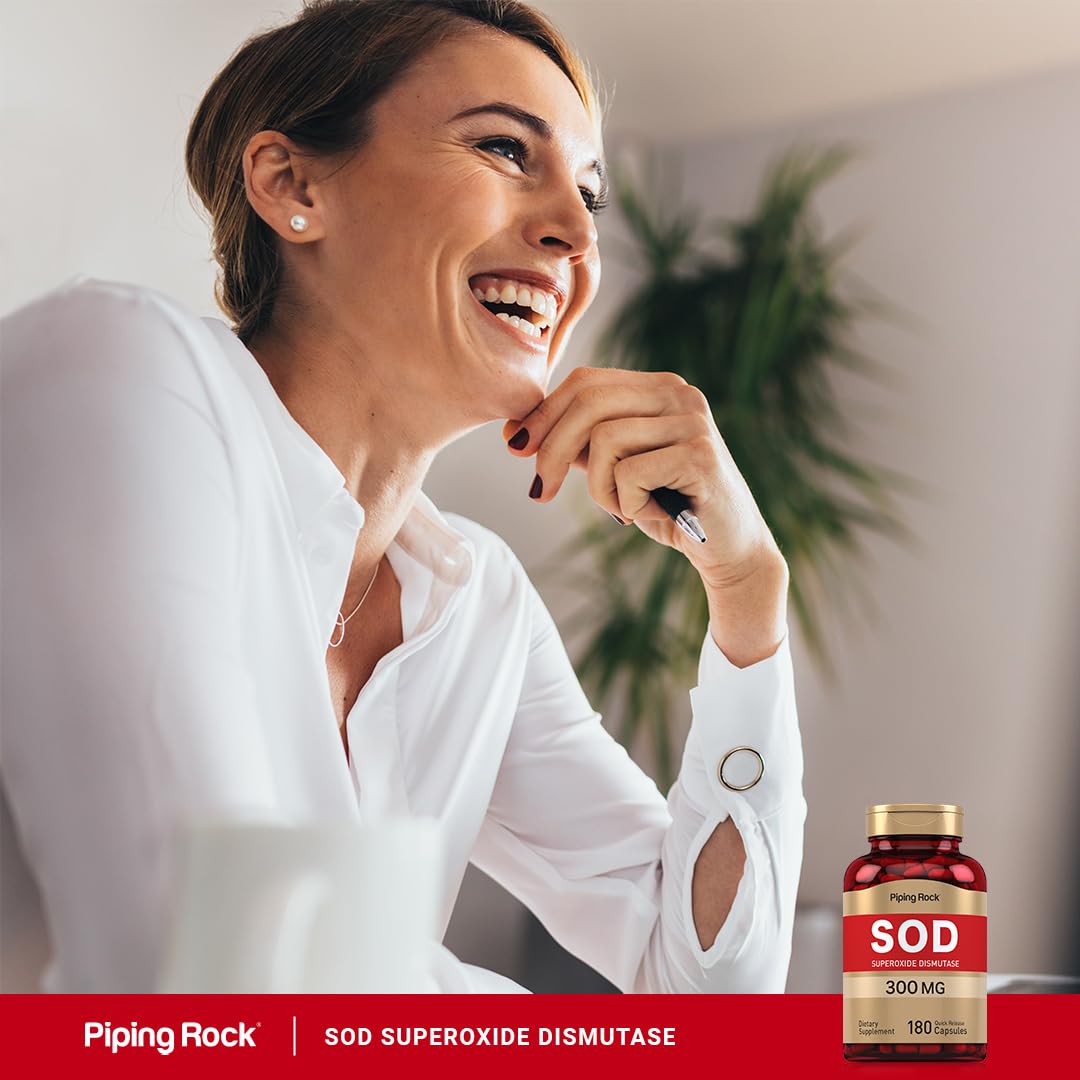 Capsules de Piping Rock Superoxyde Dismutase avec un verre d'eau