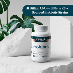 Capsules de probiotique Pattern Wellness avec une main tenant le flacon