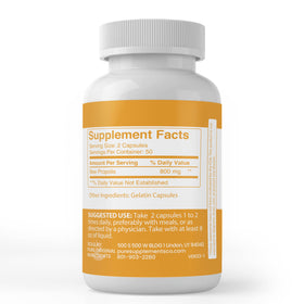 Capsules de propolis d'abeille sur une table en bois