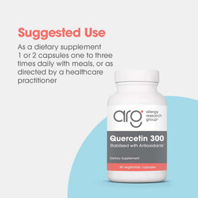Capsules de Quercétine 300 mg sur une surface blanche