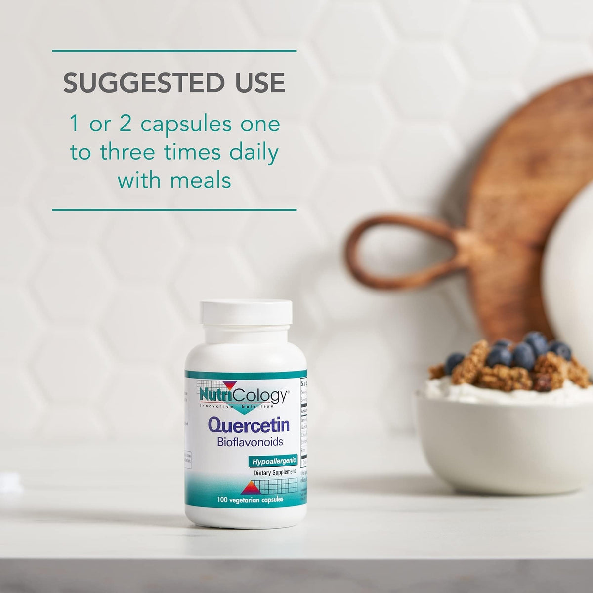 Capsules de quercétine bioflavonoïdes avec un verre d'eau