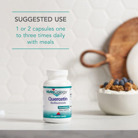 Capsules de quercétine bioflavonoïdes avec un verre d'eau