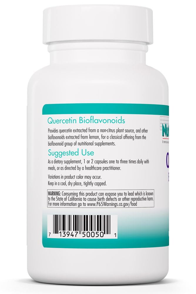 Capsules de quercétine bioflavonoïdes sur une surface blanche