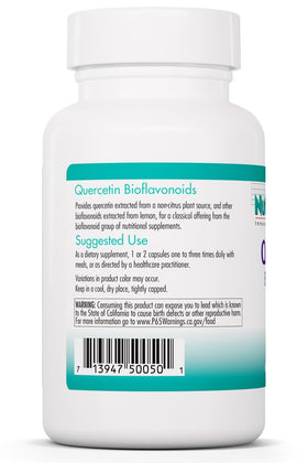 Capsules de quercétine bioflavonoïdes sur une surface blanche
