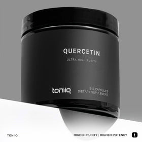 Capsules de quercétine Toniiq sur fond blanc