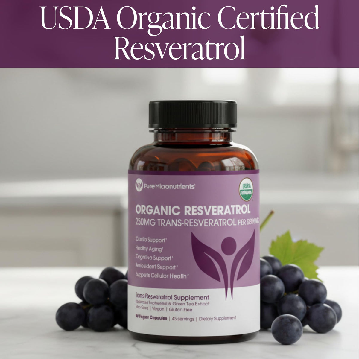 Capsules de resvératrol Pure Micronutrients à côté d'une tasse de thé vert