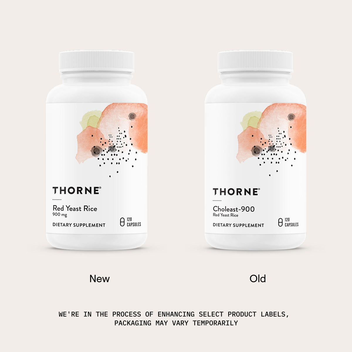 Capsules de riz de levure rouge THORNE sur une surface en bois