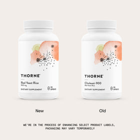 Capsules de riz de levure rouge THORNE sur une surface en bois