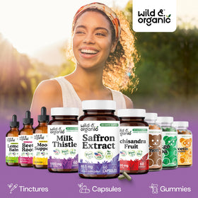 Capsules de safran Wild & Organic avec des ingrédients naturels en arrière-plan