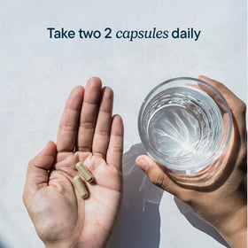 Capsules de Santo Remedio NAD+ avec un verre d'eau