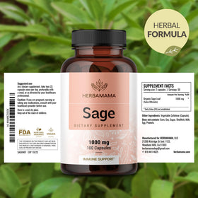 Capsules de sauge HERBAMAMA sur une table avec des herbes