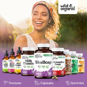Capsules de skullcap Wild & Organic à côté d'un verre d'eau
