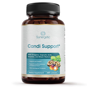 Capsules de Sunergetic Candida Cleanse dans une main