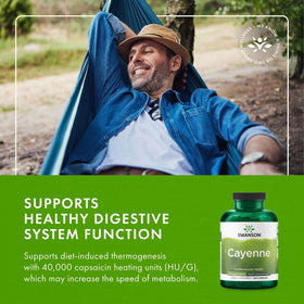 Capsules de Swanson Cayenne 450 mg dans une main