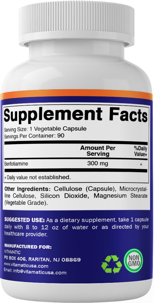 Capsules de Vitamatic Benfotiamine 300 mg dans un verre