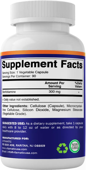 Capsules de Vitamatic Benfotiamine 300 mg dans un verre
