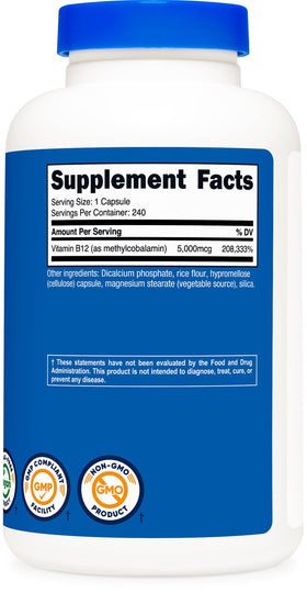 Capsules de Vitamine B12 Nutricost dans une main