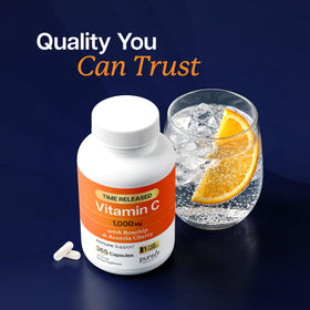 Capsules de Vitamine C 1000mg Purely Holistic sur un fond blanc