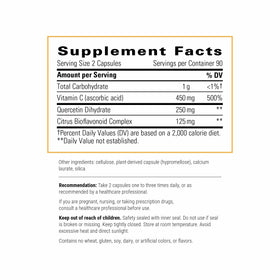 Capsules de Vitamine C avec Quercétine d'Integrative Therapeutics sur une surface blanche