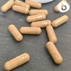 Capsules de vitamine C b avec un verre d'eau