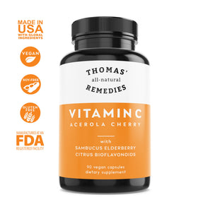 Capsules de vitamine C et sureau bio sur une table en bois
