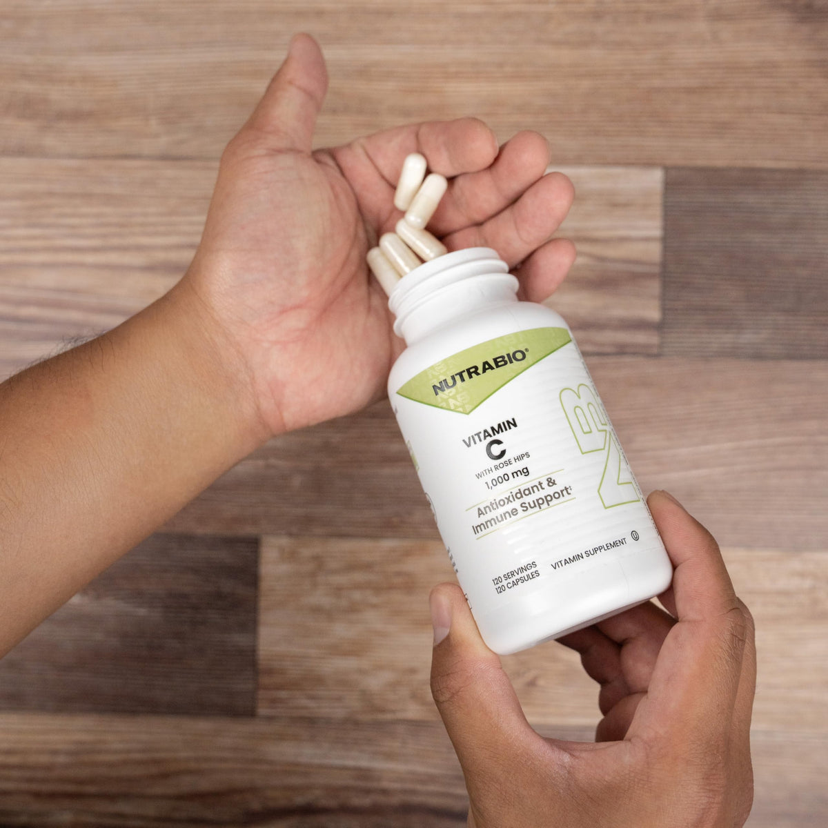 Capsules de Vitamine C NutraBio dans une cuillère